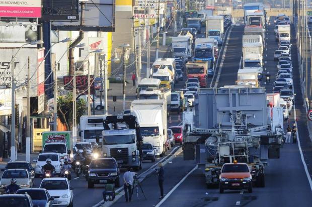 Após oito horas, caminhão que bloqueava BR-116 é removido e trânsito volta a fluir Ronaldo Bernardi/Agencia RBS Após oito horas, caminhão que bloqueava BR-116 é removido e trânsito volta a fluir Ronaldo Bernardi/Agencia RBS