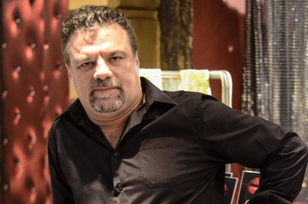 Russo de 'Salve Jorge' é surpreendido com o carinho do público feminino Raphael Dias/ TV Globo/Divulgação/ Russo de 'Salve Jorge' é surpreendido com o carinho do público feminino Raphael Dias/ TV Globo/Divulgação/
