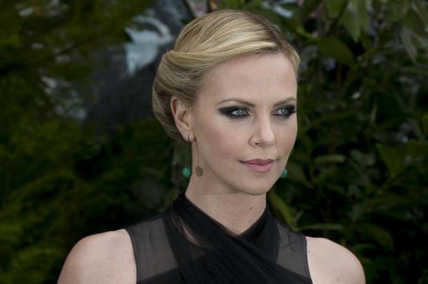 Charlize Theron recebe prêmio por trabalho no combate à AIDS BEN STANSALL/AFP Charlize Theron recebe prêmio por trabalho no combate à AIDS BEN STANSALL/AFP