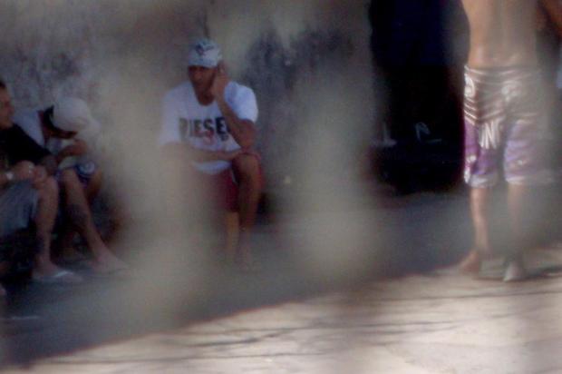 Fotografia mostram presos falando ao telefone no pátio da cadeia de Santa Maria Não se aplica/Diario de Santa Maria Fotografia mostram presos falando ao telefone no pátio da cadeia de Santa Maria Não se aplica/Diario de Santa Maria