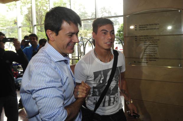 Vargas desembarca em Quito e se coloca à disposição de Luxa: "Quero jogar" Diego Vara/ Agência RBS/