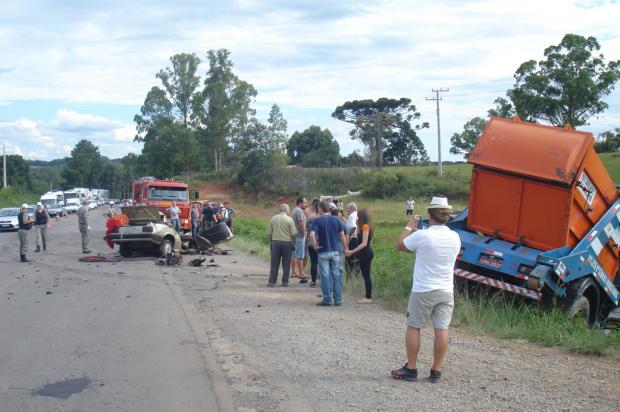 Colisão entre carro e caminhão mata duas pessoas em Vila Flores Egidio Dalla Coletta/ Jornal O Estafeta / Colisão entre carro e caminhão mata duas pessoas em Vila Flores Egidio Dalla Coletta/ Jornal O Estafeta /