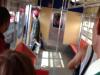 Nunes se levanta e segue em direção à porta do trem, enquanto o policial se afasta até a plataforma da estação. O homem fica parado na porta por alguns instantes.