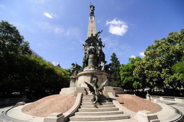 Alvo de vândalos, monumento na Praça da Matriz não recebe limpeza há pelo menos quatro anos Ronaldo Bernardi/Agencia RBS