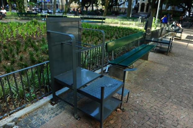 Cadeiras novas desagradam engraxates na Praça da Alfândega Andréa Graiz/Agencia RBS