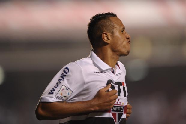 Luis Fabiano faz história, São Paulo goleia o Bolívar e fica perto da vaga YASUYOSHI CHIBA / AFP/