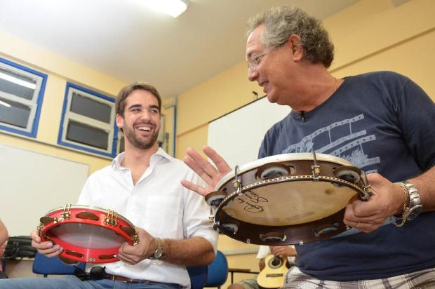 Eduardo Leite (PSDB) faz aula de pandeiro durante festival em Pelotas Eduardo Beleske/Divulgação Eduardo Leite (PSDB) faz aula de pandeiro durante festival em Pelotas Eduardo Beleske/Divulgação