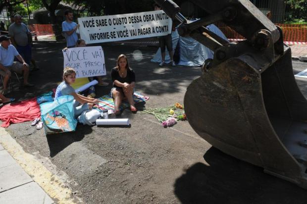 Moradores montam acampamento para impedir obra da trincheira da Anita Garibaldi Arivaldo Chaves/Agencia RBS Moradores montam acampamento para impedir obra da trincheira da Anita Garibaldi Arivaldo Chaves/Agencia RBS