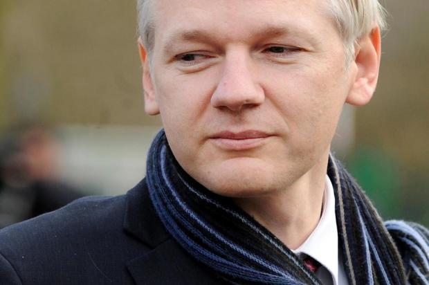 Julian Assange critica filme de Hollywood sobre WikiLeaks BEN STANSALL/AFP Julian Assange critica filme de Hollywood sobre WikiLeaks BEN STANSALL/AFP