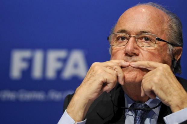 Blatter: "Rebaixamento seria a melhor punição para o racismo" FABRICE COFFRINI/AFP