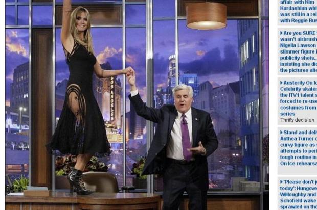 Heidi Klum dança em cima da mesa em programa de TV Daily Mail/Reprodução Heidi Klum dança em cima da mesa em programa de TV Daily Mail/Reprodução