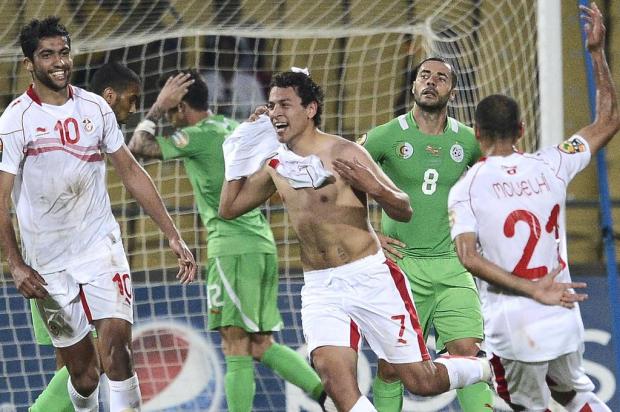 Tunísia vence a seleção da Argélia com gol nos acréscimos STEPHANE DE SAKUTIN/AFP Tunísia vence a seleção da Argélia com gol nos acréscimos STEPHANE DE SAKUTIN/AFP
