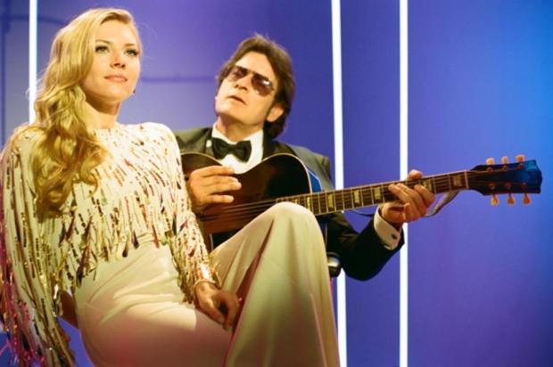 Charlie Sheen faz dueto de 'Águas de Março' em português com Katheryn Winnick Divulgação/American Zoetrope