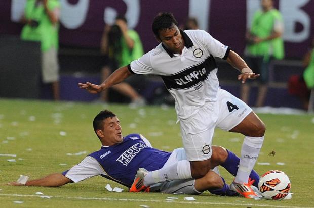 Jogando fora de casa, Olimpia segura o Defensor e jogo de ida acaba sem gols Miguel ROJO/AFP Jogando fora de casa, Olimpia segura o Defensor e jogo de ida acaba sem gols Miguel ROJO/AFP