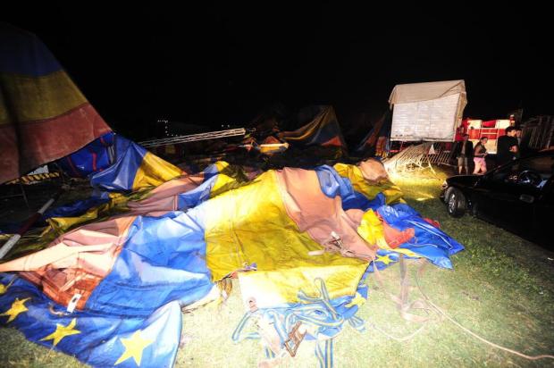 Temporal destelha casas e derruba lona de circo em Capão da Canoa Ricardo Duarte/Agencia RBS Temporal destelha casas e derruba lona de circo em Capão da Canoa Ricardo Duarte/Agencia RBS