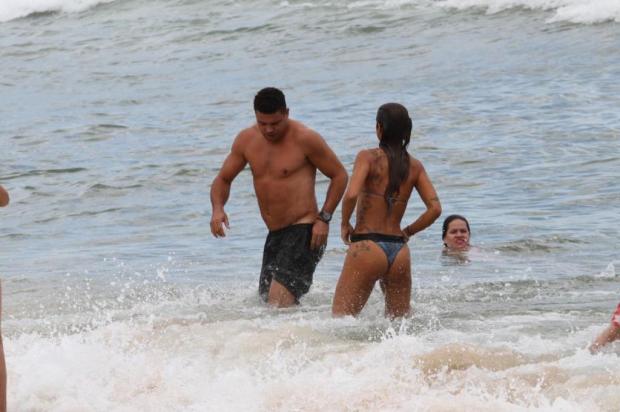 Ronaldo troca carinhos com Paula Morais em praia do Rio de Janeiro Wallace Barbosa/AgNews