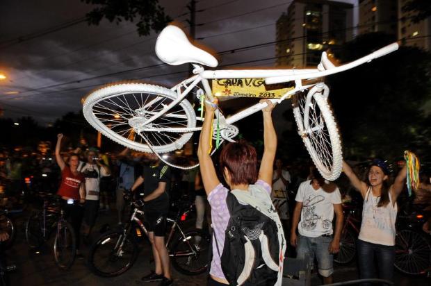 Ciclistas fazem homenagem a amigo morto no trânsito de Porto Alegre Adriana Franciosi/Agencia RBS