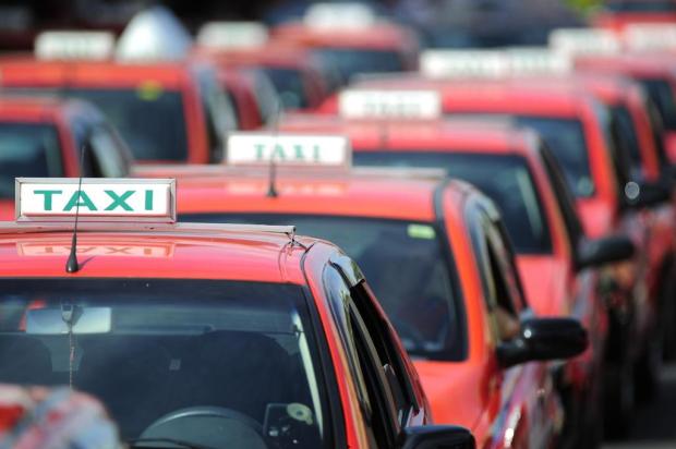Taxistas preferem permanecer estacionados a trafegar em busca de passageiros em Porto Alegre Ronaldo Bernardi/Agencia RBS Taxistas preferem permanecer estacionados a trafegar em busca de passageiros em Porto Alegre Ronaldo Bernardi/Agencia RBS