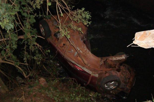 Jovem morre após veículo cair no Rio Tigre, em Nonoai BM Nonoai/Divulgação
