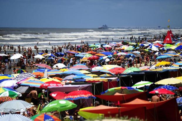 Sol forte e vento fraco estimulam veranistas a reunir amigos para festas no Litoral Ricardo Duarte/Zero Hora Sol forte e vento fraco estimulam veranistas a reunir amigos para festas no Litoral Ricardo Duarte/Zero Hora