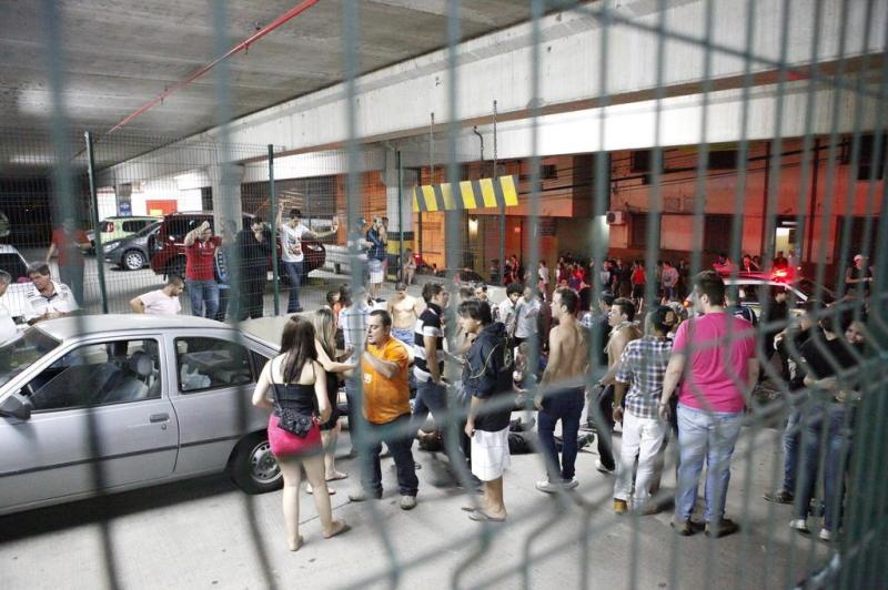 De acordo com informações preliminares, o fogo teria começado na espuma de isolamento acústico, no teto:imagem 43