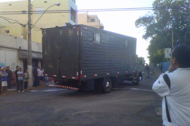 Caminhão com cerca de 70 corpos chega ao local de identificação ./Especial Caminhão com cerca de 70 corpos chega ao local de identificação ./Especial
