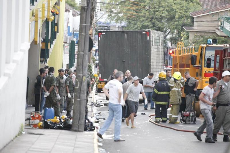 Caminhão com cerca de 70 corpos em direção ao Centro Desportivo Municipal (CDM) para identificação das vítimas:imagem 36