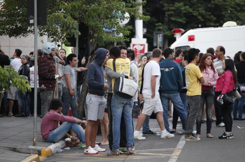 Jovens e familiares das vítimas concentrados na frente da Boate Kiss, onde ocorreu a tragédia.:imagem 39
