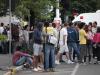 Jovens e familiares das vítimas concentrados  na frente da Boate Kiss, onde ocorreu a tragédia.