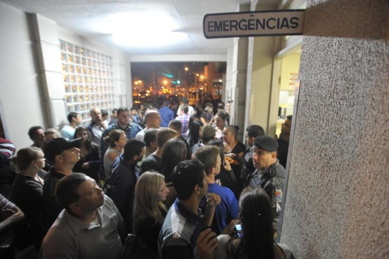 Familiares e amigos em frente ao hospital Astrogildo de Azevedo(Hospital de Caridade).:imagem 18