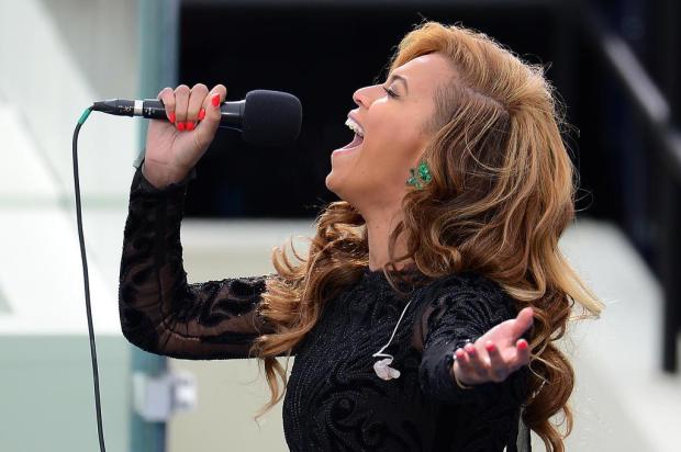 Performance de Beyoncé reacende o debate sobre a dublagem na música Emmanuel Dunand/AFP