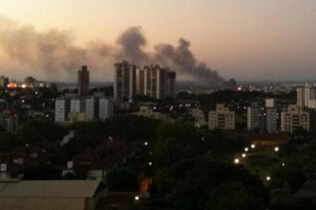 Incêndio atinge Vila Mario Quintana, próximo à Arena do Grêmio Cláudia Ioschpe/Arquivo Pessoal