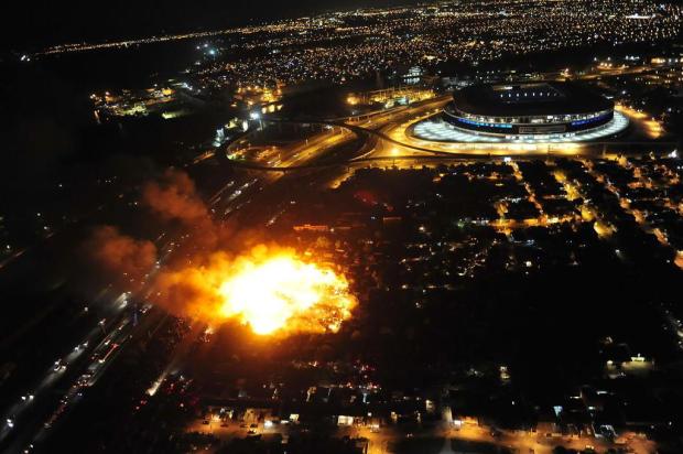 Voluntários se mobilizam para fazer boletins de ocorrência após incêndio na Vila Liberdade Luiz Armando Vaz/Agencia RBS