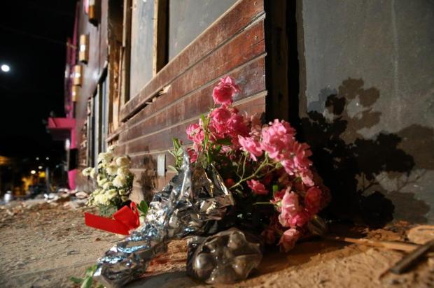 Flores homenageiam vítimas na rua dos Andradas, em frente à boate Kiss Emerson Souza/Agencia RBS