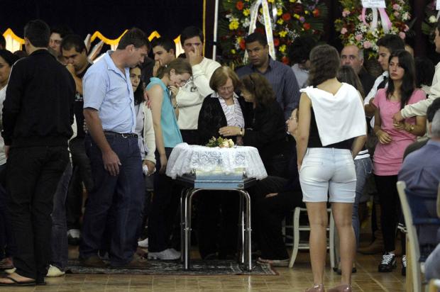 "Roger era um anjo da guarda que toda mãe queria ter como filho" e "Susiele era uma menina justa, meiga e estudiosa", dizem familiares dos jovens que estão sendo velados em Paraí Juan Barbosa/ Agência RBS/