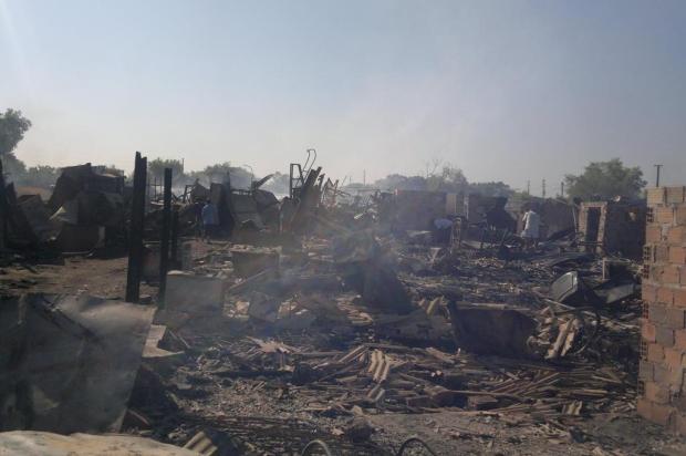 Após incêndio, moradores buscam pertences em meio aos destroços na Vila Liberdade, na Capital Marcelo Oliveira/Diario Gaucho
