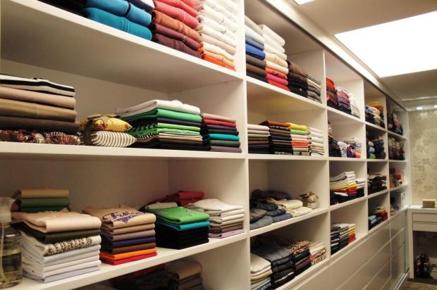 Como manter as roupas impecáveis diariamente e multiplicar áreas do seu armário Domus Organizzare/Divulgação Como manter as roupas impecáveis diariamente e multiplicar áreas do seu armário Domus Organizzare/Divulgação
