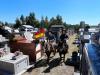 Bandeira riograndense é levada por gaúchos à cavalo durante enterro de vítimas da tragédia
