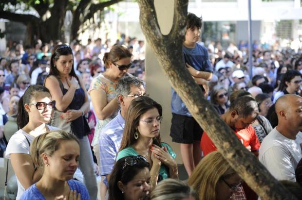 Culto ecumênico reúne milhares para rezar pelas vítimas do incêndio no Centro de Santa Maria Adriana Franciosi/Agencia RBS