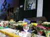 Flores, cartazes e uma bandeira do Brasil foram deixadas em frente à boate Kiss