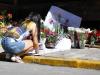Jovem depositou flores em homenagem às vítimas em frente ao local da tragédia 