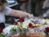 Flores em memória às vítimas foram depositadas em frente à boate Kiss, em Santa Maria