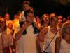 Adultos, jovens e crianças vestiram branco para lembrar das vítimas durante caminha nas ruas de Santa Maria na noite de segunda-feira