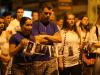 Amigos e familiares carregaram fotos de vítimas durante a caminhada que reuniu milhares pelas ruas de Santa Maria