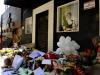 Flores depositada pela cominidade enfrente a boate kiss em homenagem as vítimas