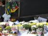 Flores depositada pela cominidade enfrente a boate kiss em homenagem as vítimas