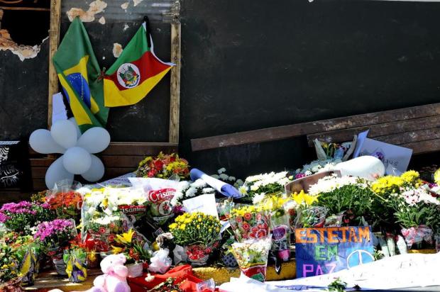 Flores e tristeza em frente à boate Kiss Adriana Franciosi/Agencia RBS Flores e tristeza em frente à boate Kiss Adriana Franciosi/Agencia RBS