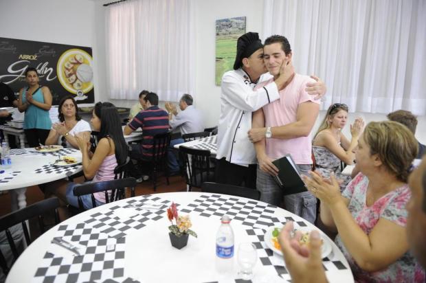 Restaurante lotado vira palco de homenagem a sobrevivente da tragédia em boate Adriana Franciosi/Agencia RBS