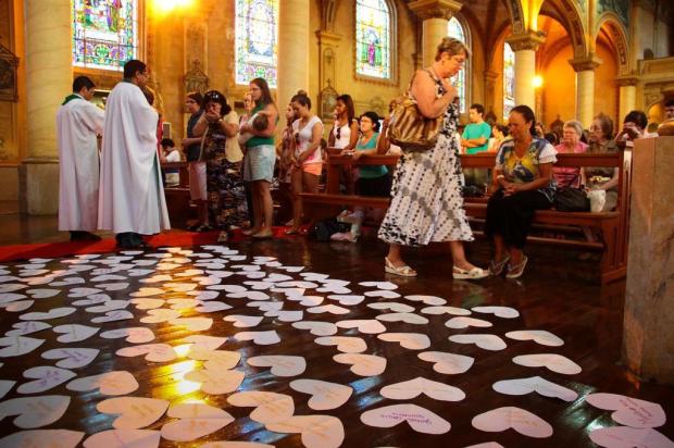 Jovens de grupos católicos de Pelotas homenageiam em missa vítimas da tragédia em Santa Maria Jerônimo Gonzalez/Especial