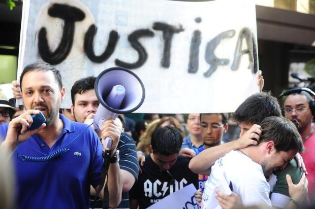 Protesto pedindo justiça reúne centenas de pessoas no Centro de Santa Maria Lauro Alves/Agencia RBS